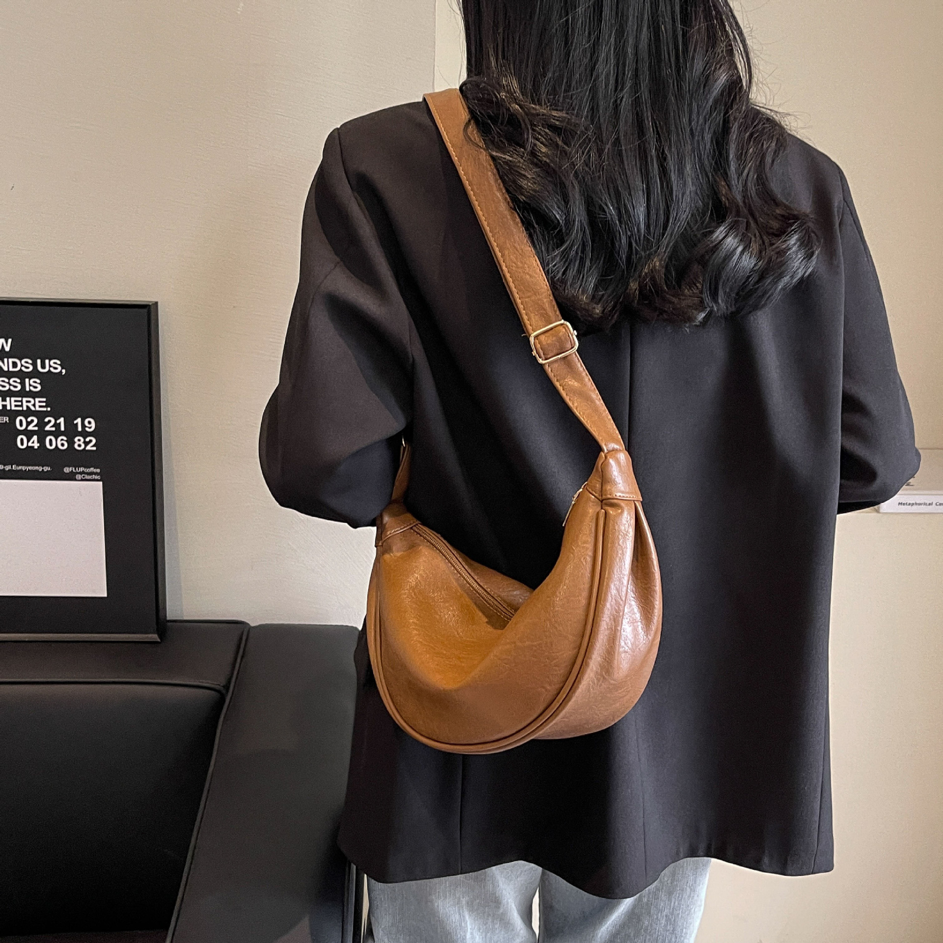 大容量包包女2023新款秋冬潮小众设计单肩斜挎包高级感复古饺子包详情12