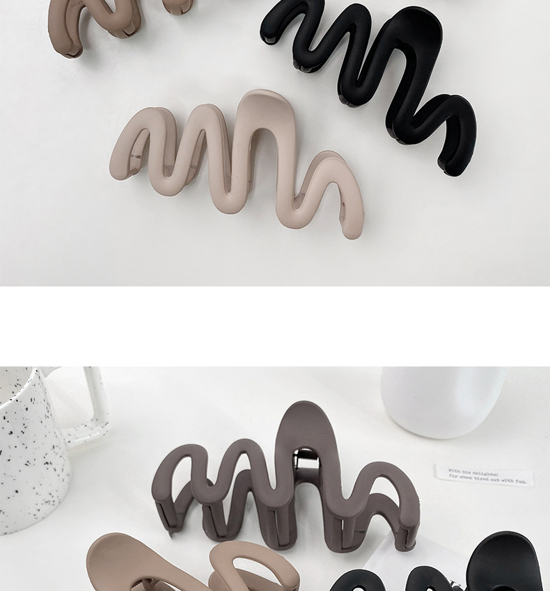 For autumn and winter, the Maillard extra-large shark clip is a fashionable wavy scratch-off clip for women with a lot of hair. It is also a hair accessory for the back of the head pic 8