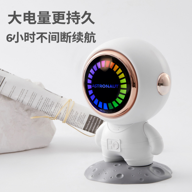 The 3401 Bluetooth speaker in the shape of an astronaut has clear sound quality and is portable pic 4