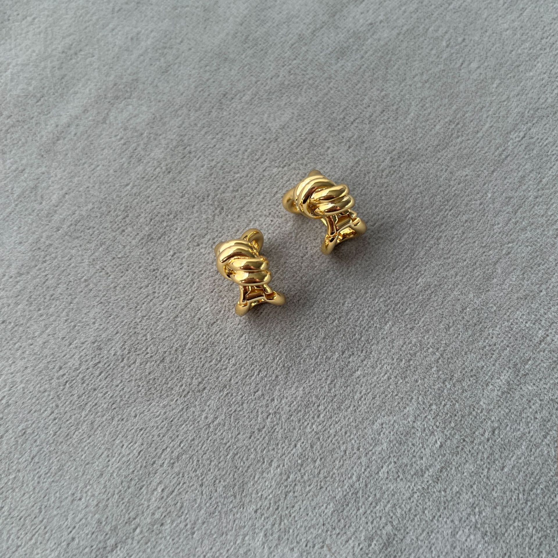 BV家金色扭结耳钉春季新款欧美日常通勤小巧精致气质打结耳钉耳扣详情2