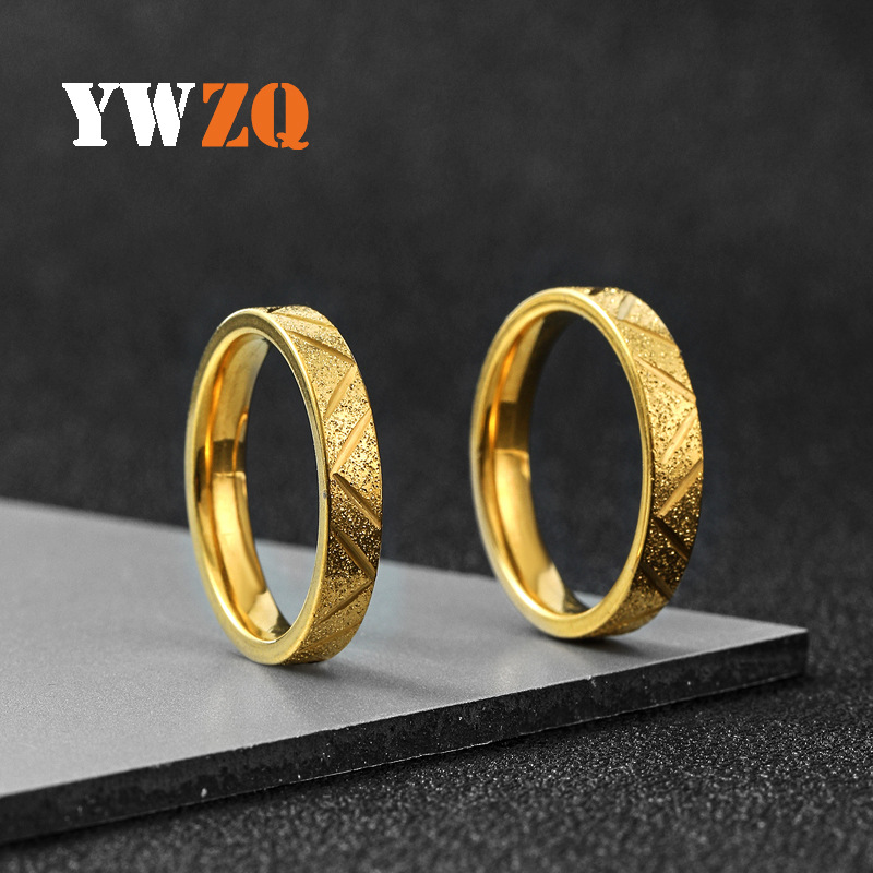 跨境不锈钢饰品 欧美简约风4mm金色磨砂批花斜纹情侣钛钢戒指厂家详情3