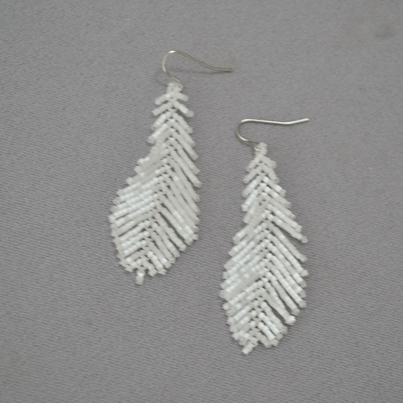欧美小众设计简约白色羽毛古董珠手工编织个性气质高级感耳环耳饰详情12