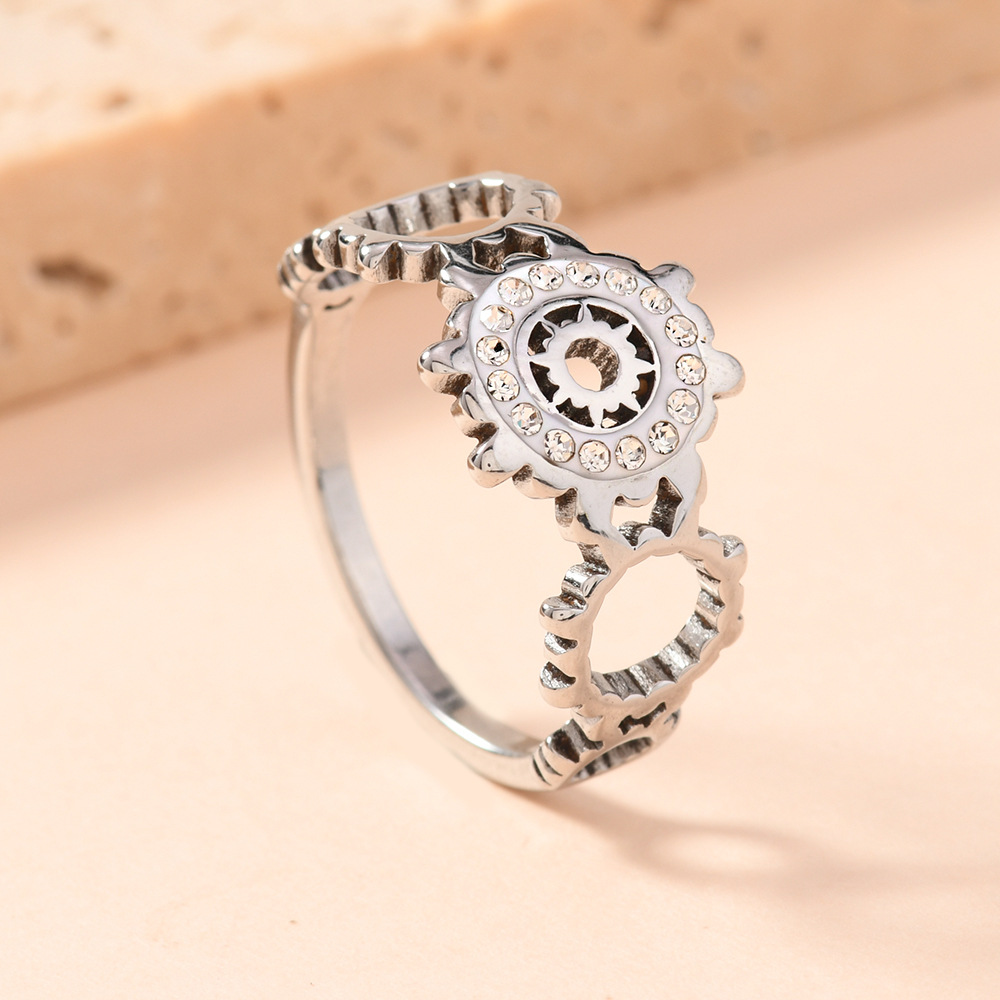 欧美时尚钛钢戒指简约百搭切割齿轮太阳花朵镶陶泥钻戒指18k饰品详情6