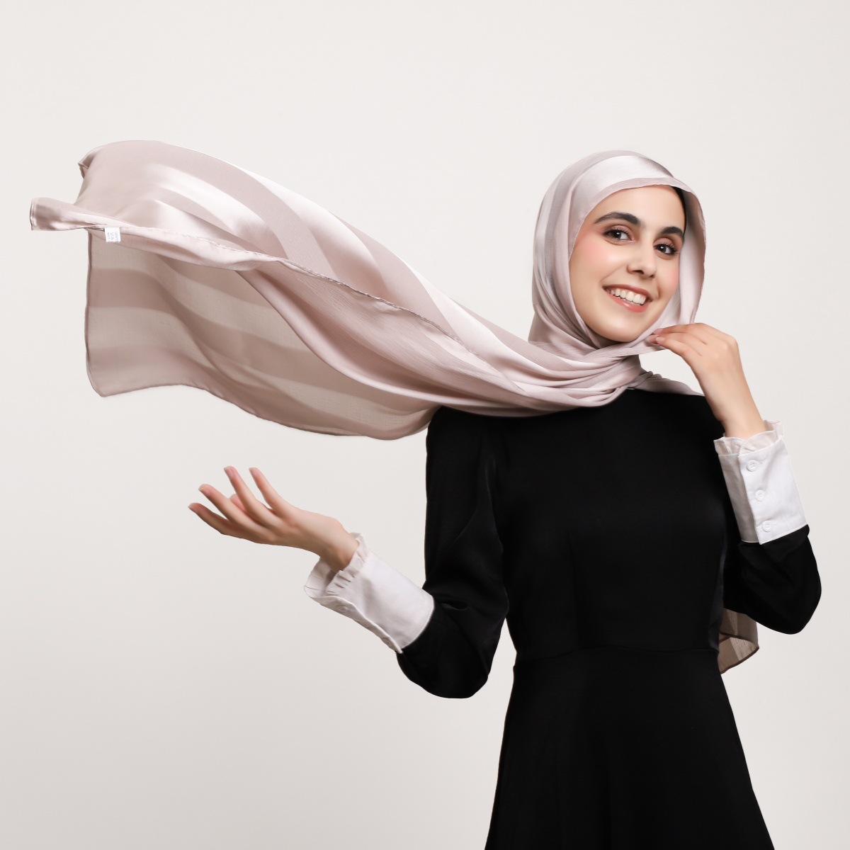 百搭宽条纹镂空纯色缎面长巾丝滑柔软透气仿真丝女包头巾旅行披肩详情9