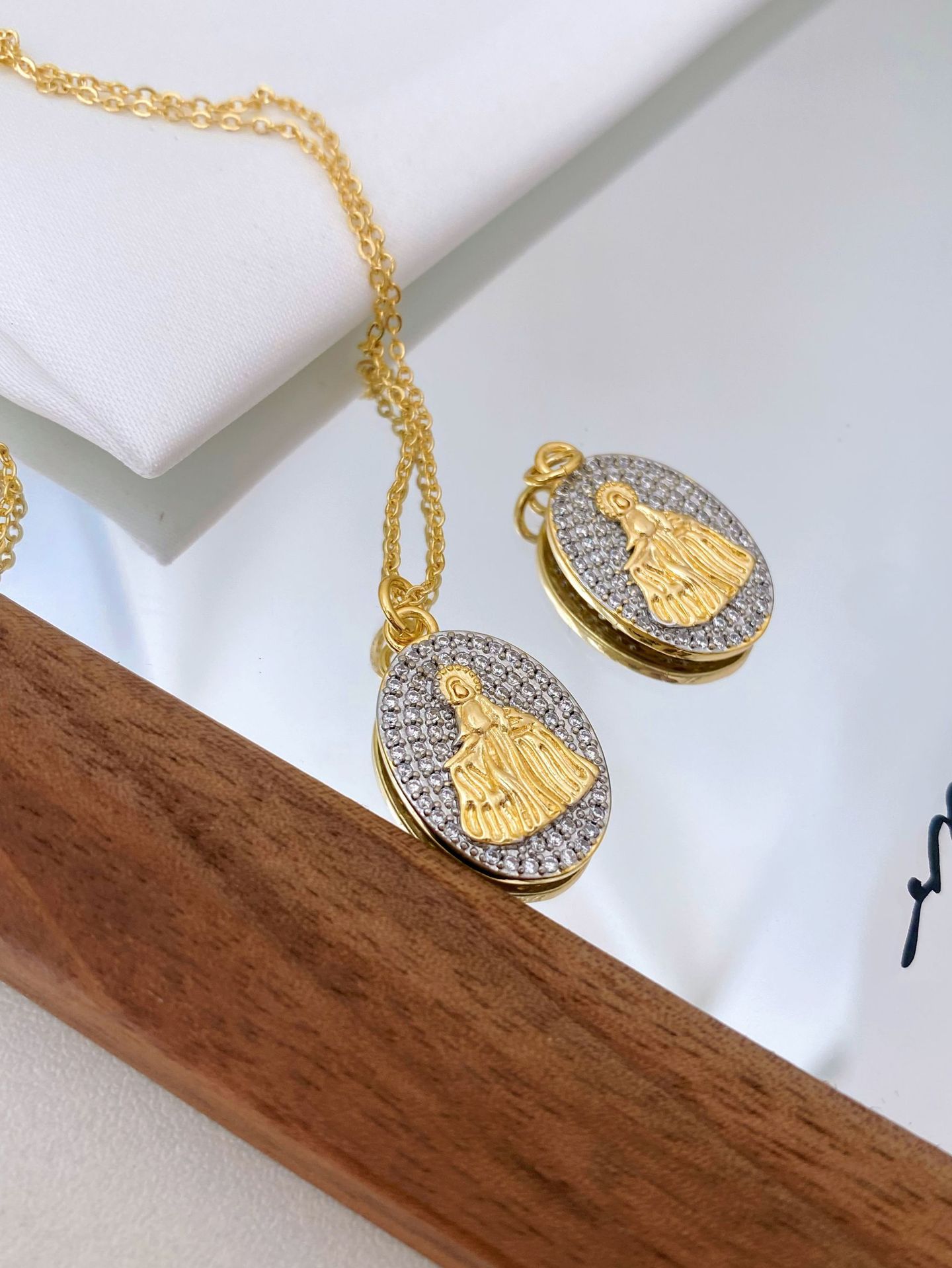 European and American fashion high-end oval brand Virgin Mary inlaid zircon two-color pendant collarbone necklace accessory pic 7
