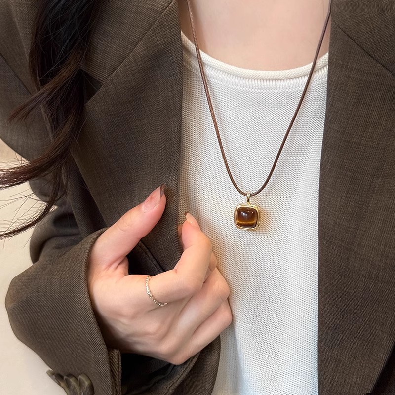The new retro long sweater chain for autumn and winter is a light luxury, niche, versatile and high-end necklace. It will be a bestseller in 2024 pic 6