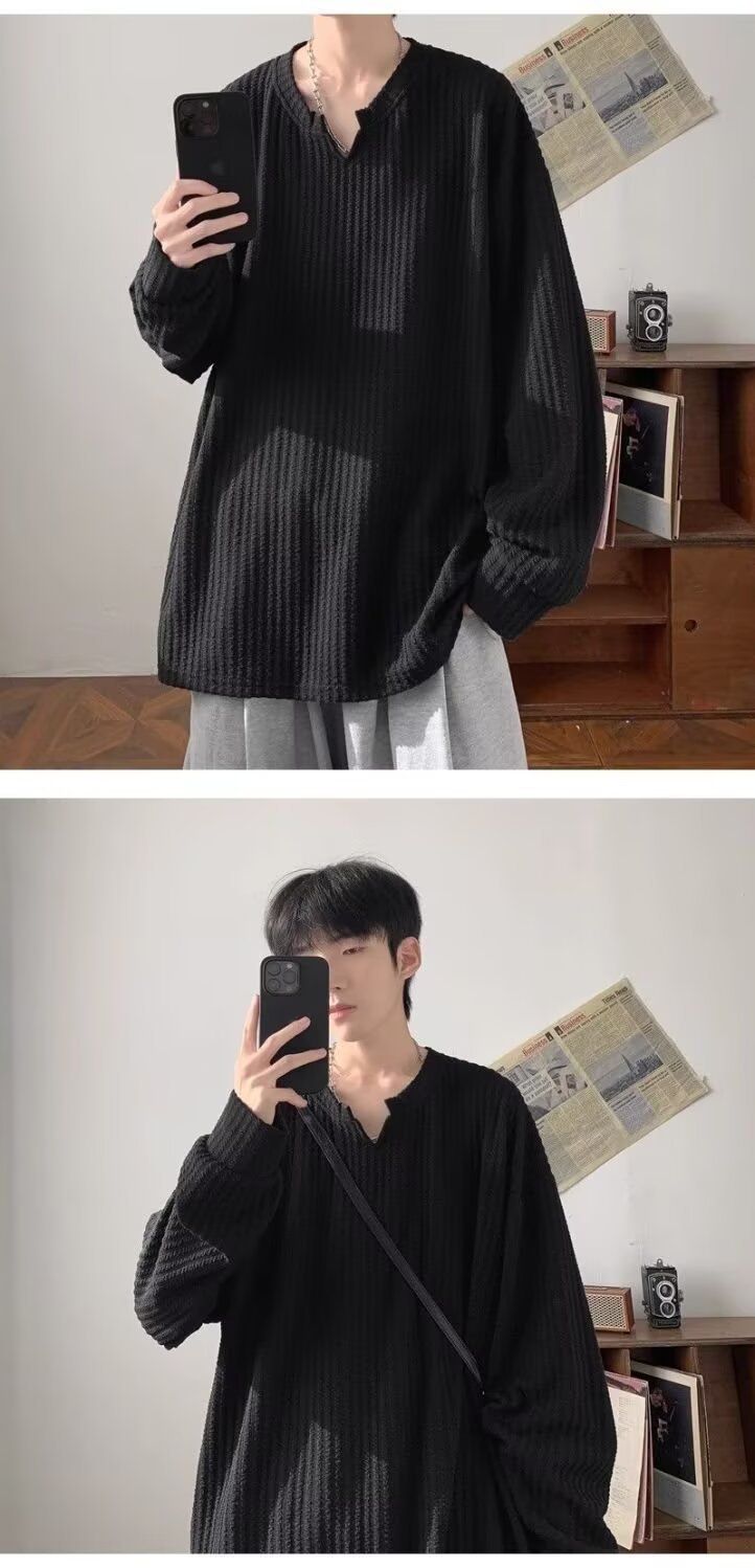 Textured V-neck long-sleeved T-shirt for men, a loose and heavyweight top from a trendy brand for spring and autumn. It exudes a cool and sophisticated vibe, paired with a base layer pic 14