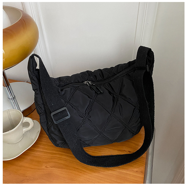 The new, trendy and fashionable single-shoulder crossbody bag with diamond-patterned embroidery thread for women in 2021, the popular dumpling bag pic 86