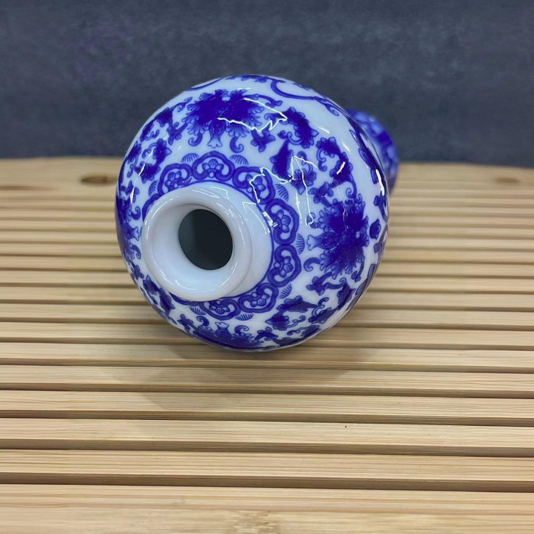 Blue and white porcelain mini vases, ceramic ornaments, Chinese-style vases, hand-painted vases in Jingdezhen, wholesale of ceramic small vases pic 3