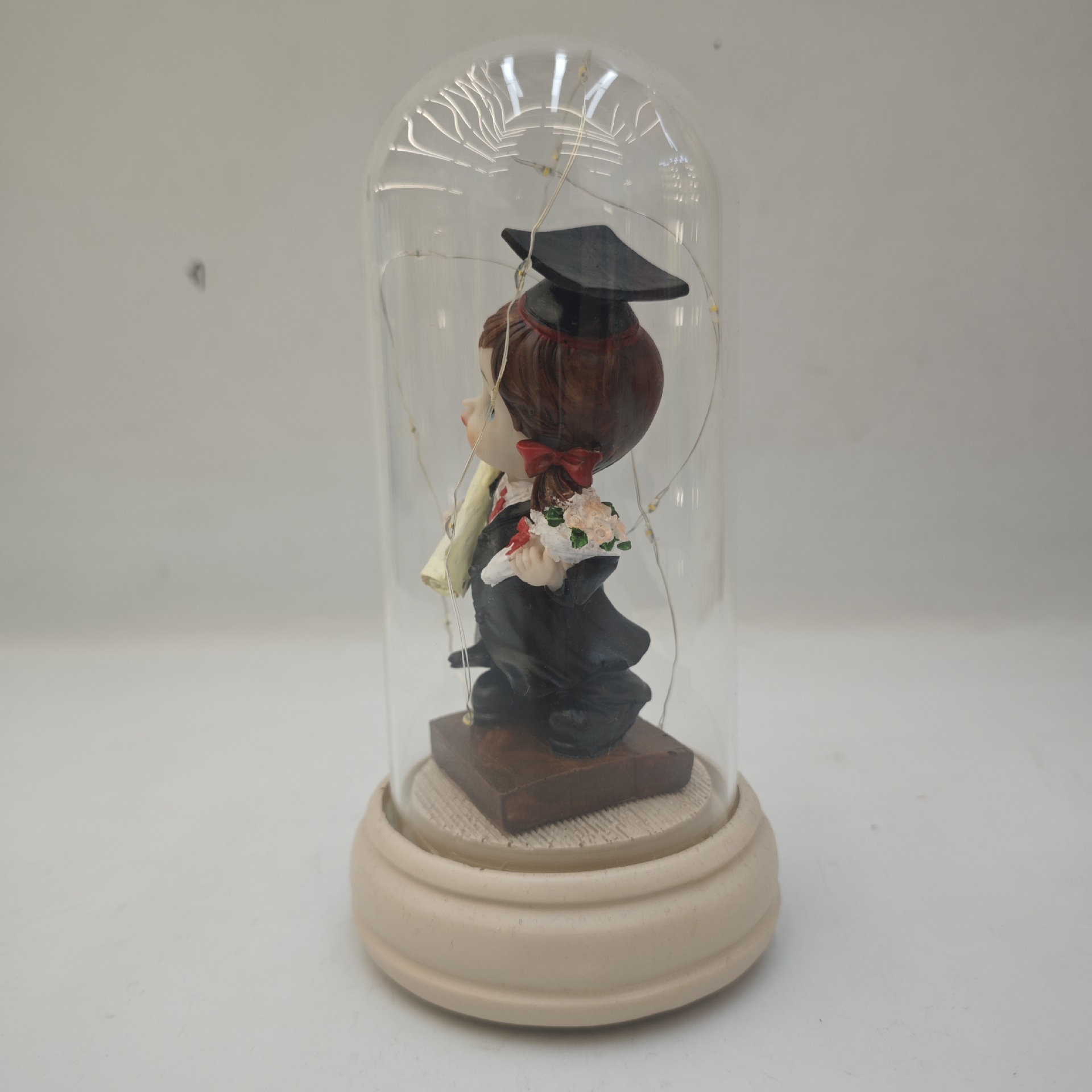 跨境礼品装饰摆件小博士带灯玻璃罩摆件情侣朋友玩偶桌搭详情2