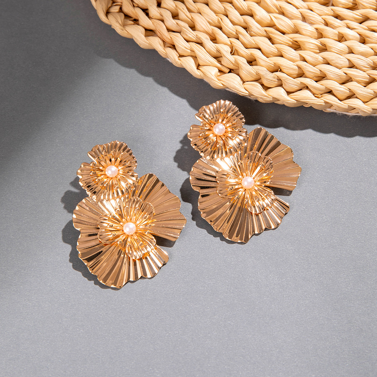 欧美跨境个性金色树叶扇子肌理耳环创意夸张复古花朵重金属风耳钉详情15