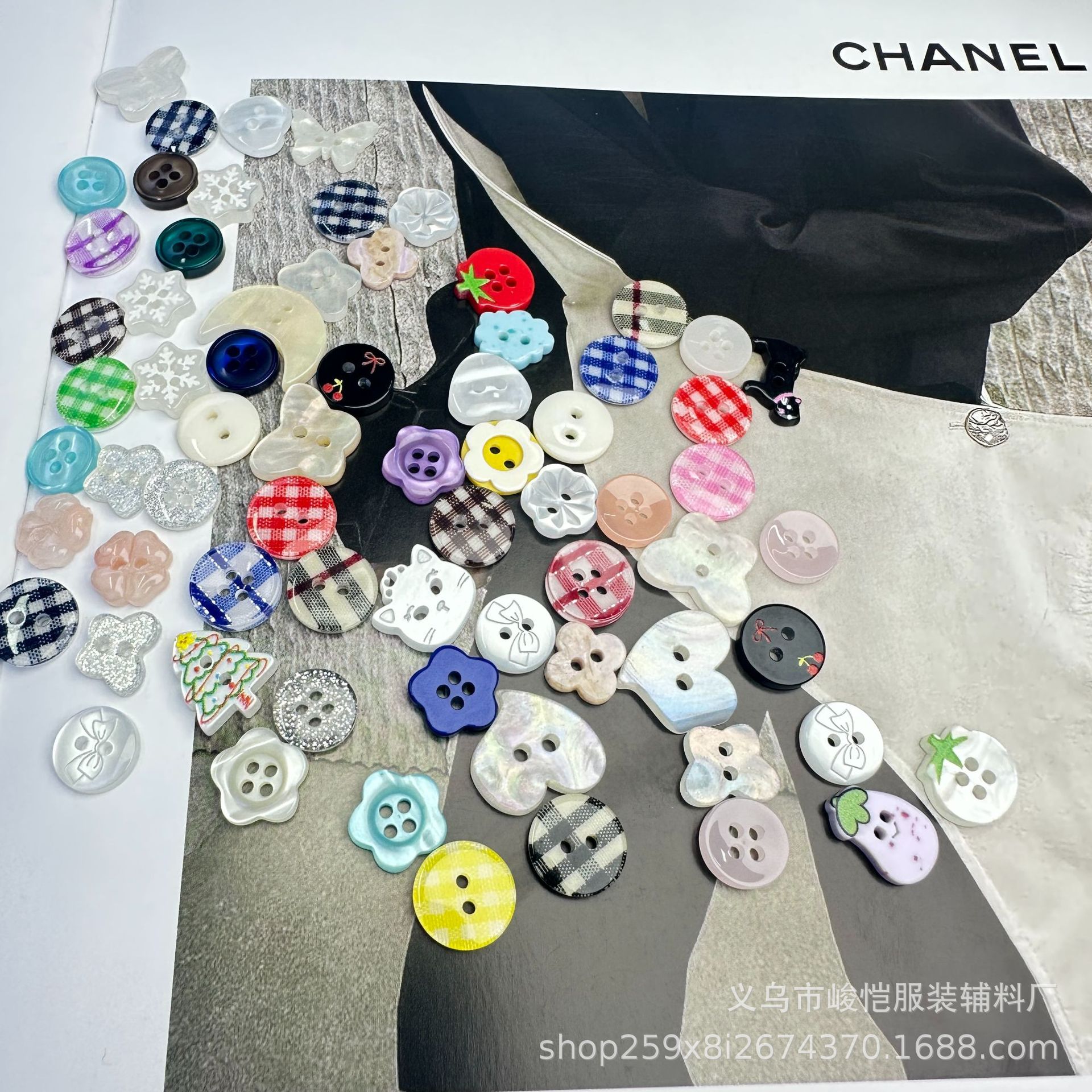 A set of 20 colored buttons, metal four-piece buttons, disc buttons, cufflinks and buttons pic 2