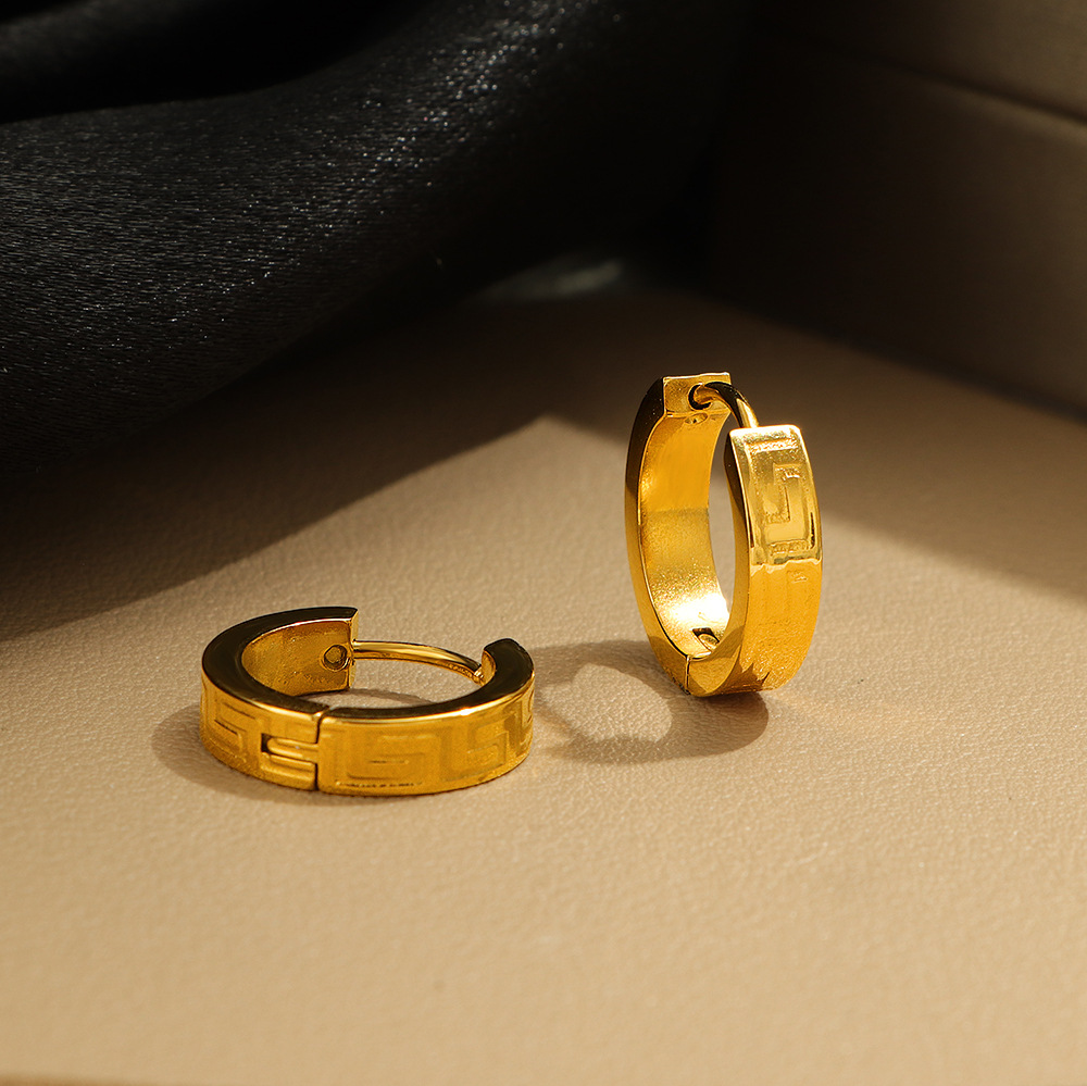 The 2025 new Great Wall pattern ear buckles are made of stainless steel with three-dimensional Roman patterns and geometric designs. They are simple, fashionable and cold, exuding a sense of sophistication pic 4