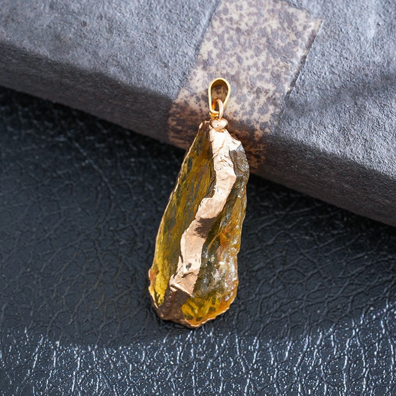 欧美跨境紫晶水晶吊坠项链天然水晶不规则水晶吊坠粉水晶镀金包边详情7