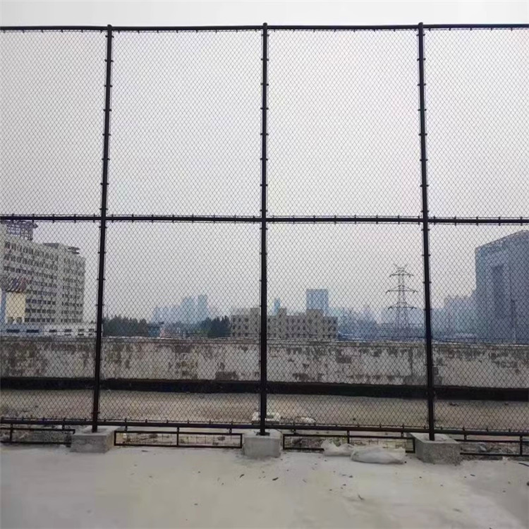 山东足球场围网 学校篮球场羽毛球场勾花护栏网 体育场操场围栏网详情22