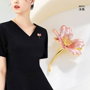 Exquisite pink magnolia flower brooch for women, fashionable and elegant enamel craftsmanship, high-end freshwater pearl brooch, traditional Chinese style brooch pic 3