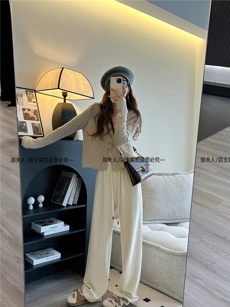 2024年新款女装秋季韩版薄款V领长袖针织开衫 宽松显瘦短款外穿上衣 女装加工精致时尚详情15