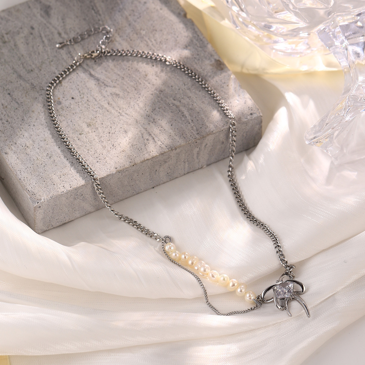 The new heart-shaped bow collarbone chain is a niche retro necklace that is versatile for summer, exuding a sense of high-end luxury and a light fragrance style pic 32
