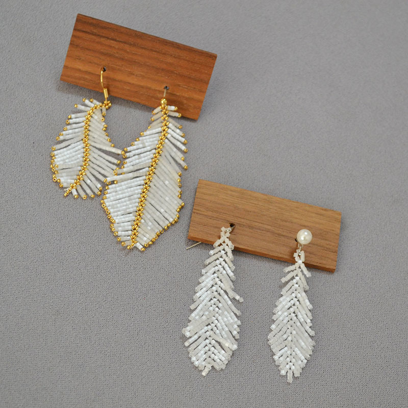 欧美小众设计简约白色羽毛古董珠手工编织个性气质高级感耳环耳饰详情2