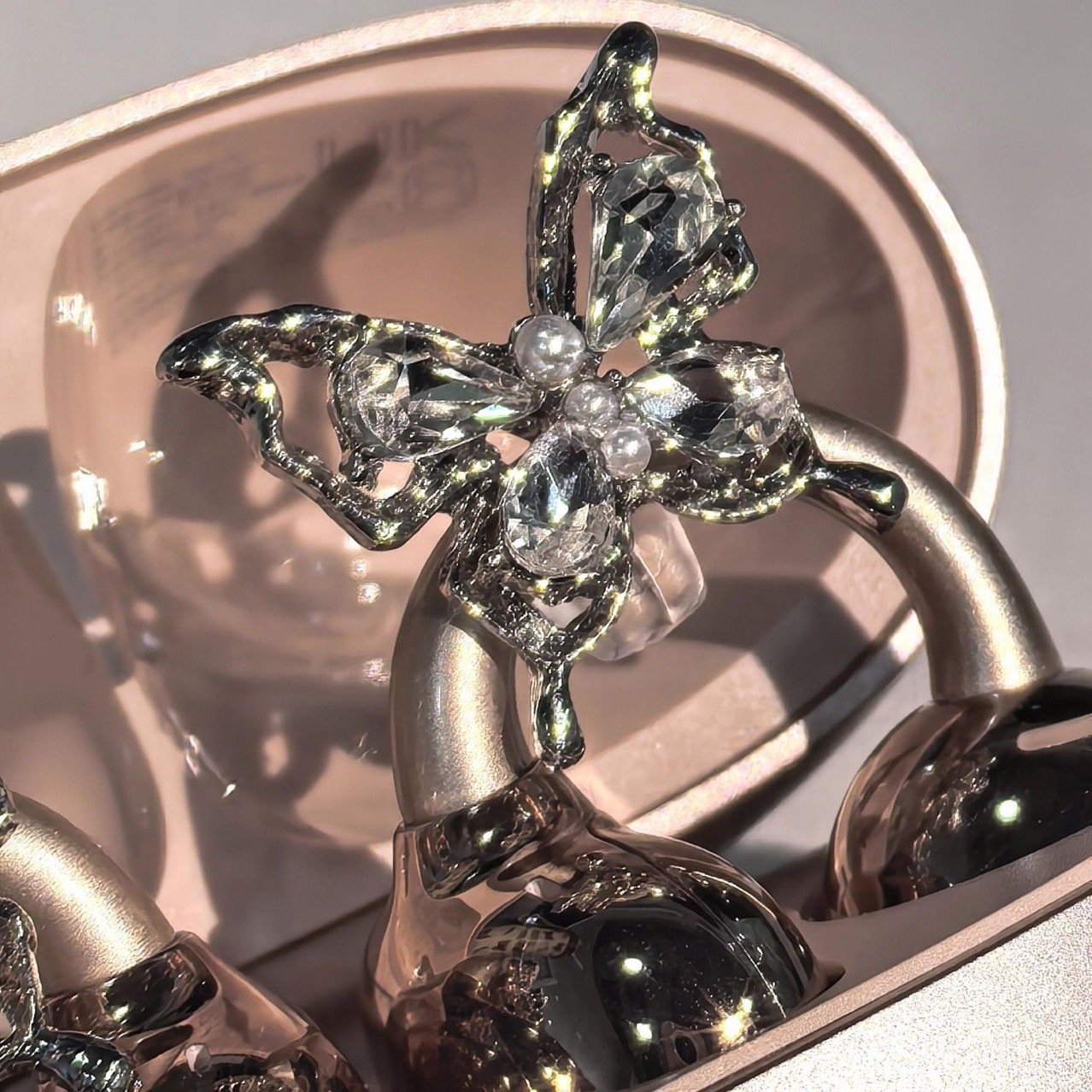 满钻蝴蝶结耳机钻扣欧美风小众设计轻奢高级感耳机夹diy配件高级详情4