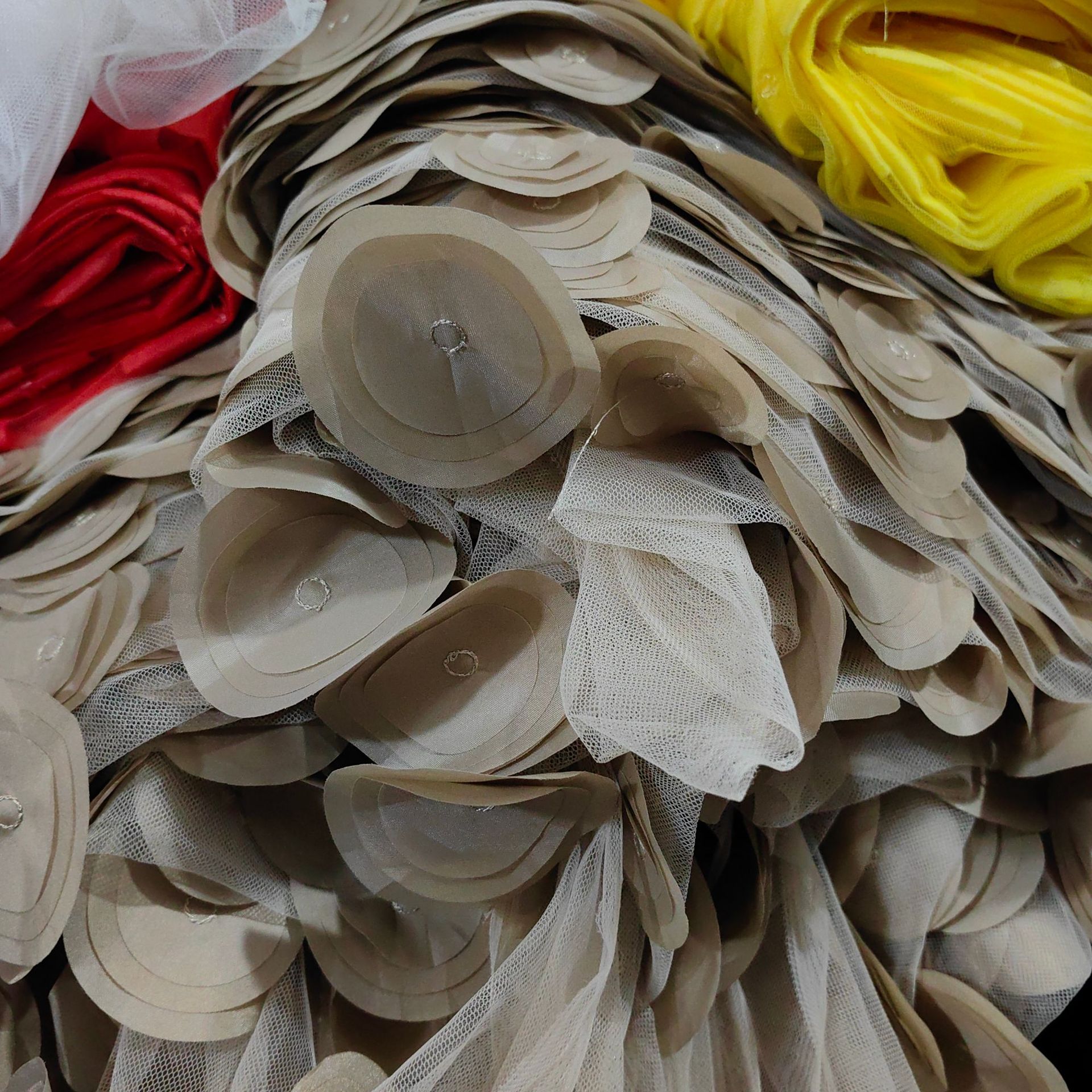 欧洲站激光立体刺绣面料多色网纱圆圈绣花布时尚女装连衣裙面料详情30