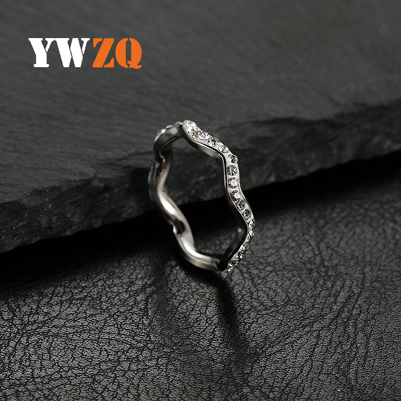 跨境新品钛钢戒指女小众高级陶泥钻镶钻波浪形戒指不锈钢饰品批发详情3