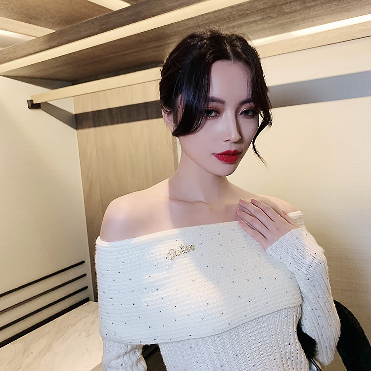 High-end letter Queen, high-end brooch, cute and trendy personality pin, high-end anti-exposure buckle, secure clothes and accessories pic 8