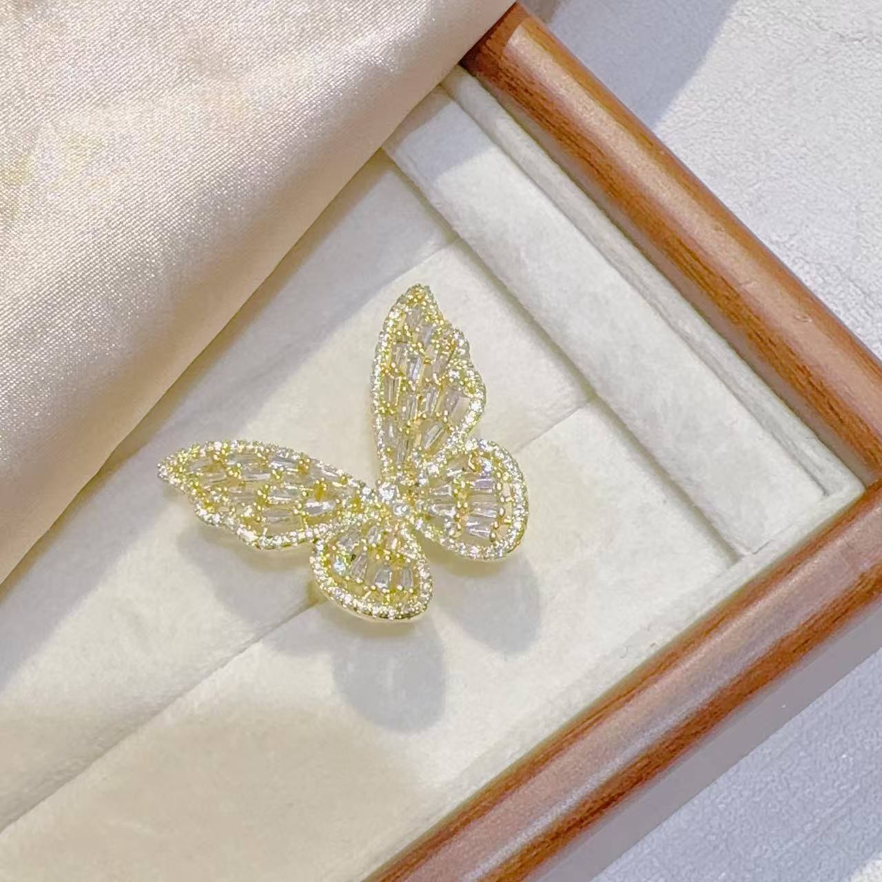 A super ethereal and luxurious zircon butterfly opening ring, a trendy and light luxury index finger ring from Europe and America, with a unique and high-end feel, is a versatile accessory pic 3