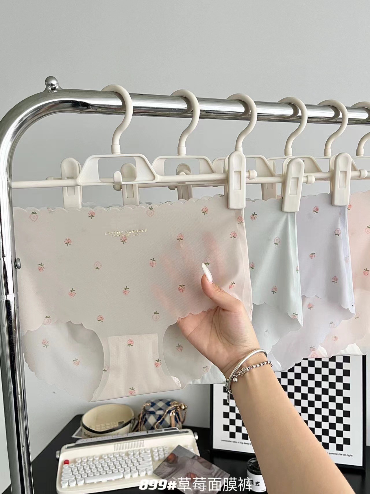 外贸出口欧美非洲超薄冰丝甜美印花裸感面膜裤无痕棉透气底档速干中腰少女三角内裤详情3