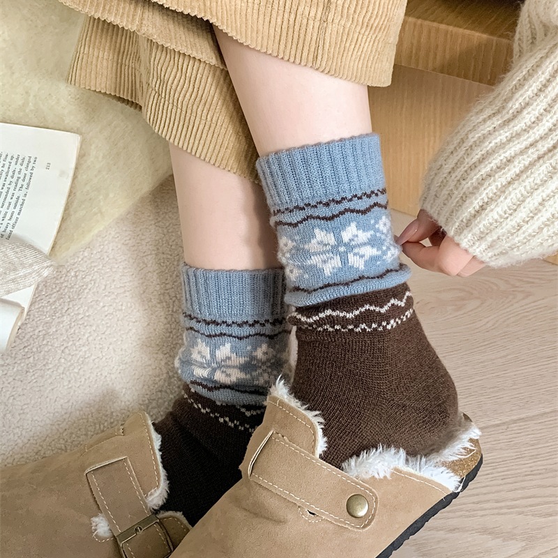 Thick and warm Fairisland retro wool striped socks for women, Japanese style autumn and winter color-blocked snow pattern pile socks pic 4