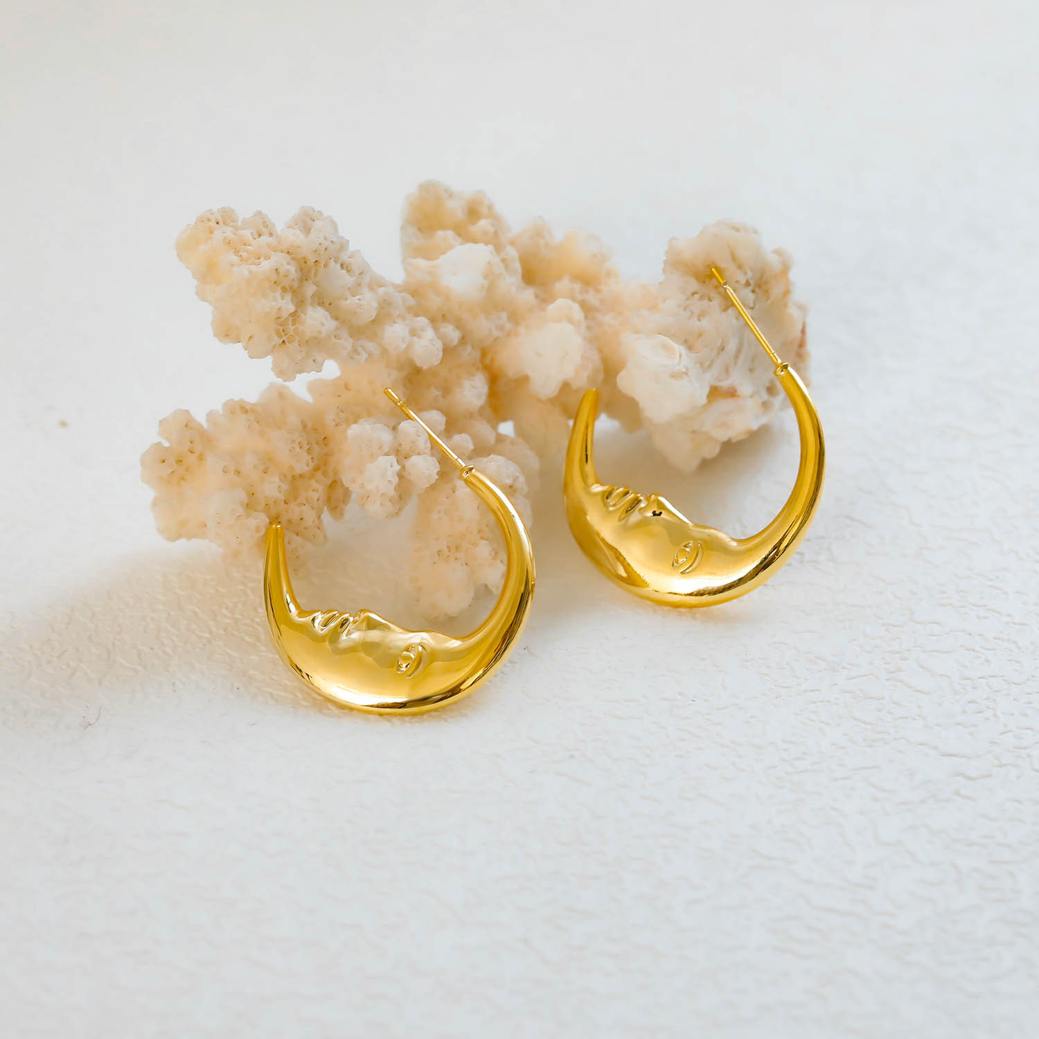 Hyacinth europa y Estados Unidos cross-border trendy pendientes de luna pendientes de alta clase sentido de diseño sensación de personalidad luz lujo agujas de acero chapado de cobre oro real adornos pic 8