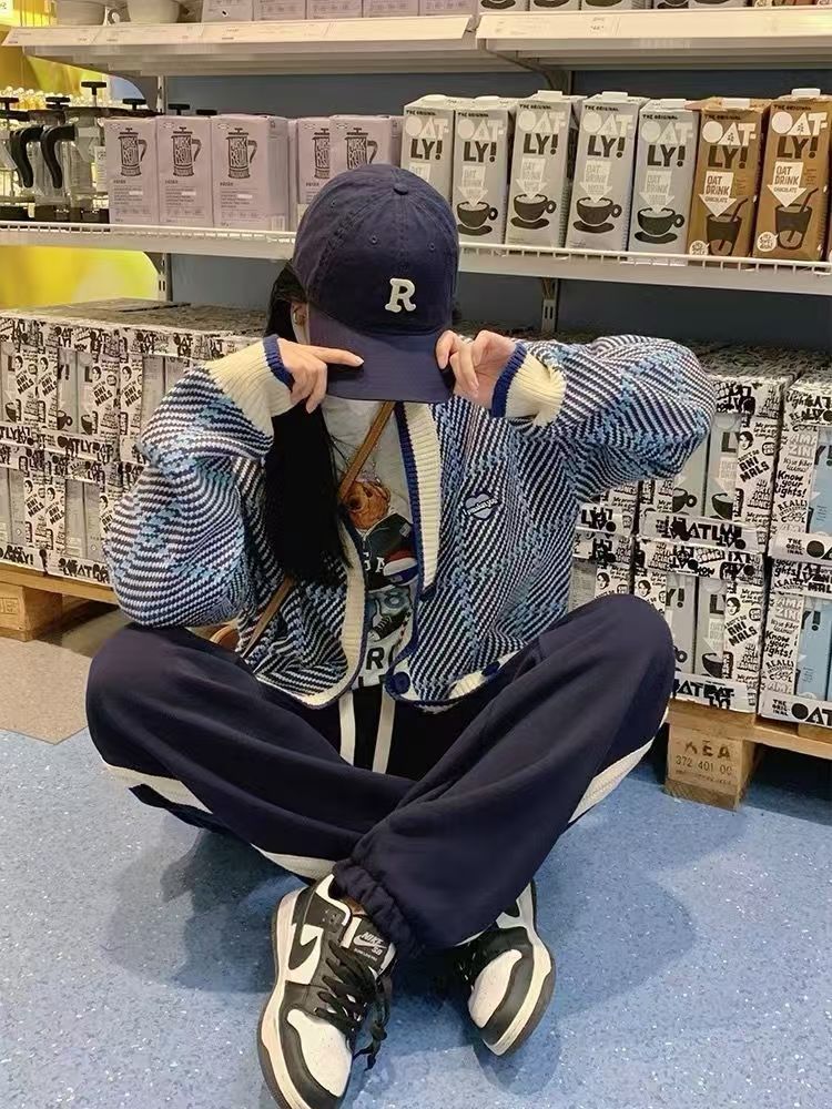 The new large-head baseball cap with a deep top and wide brim, embroidered letters, is a versatile and trendy solid-color baseball cap pic 8