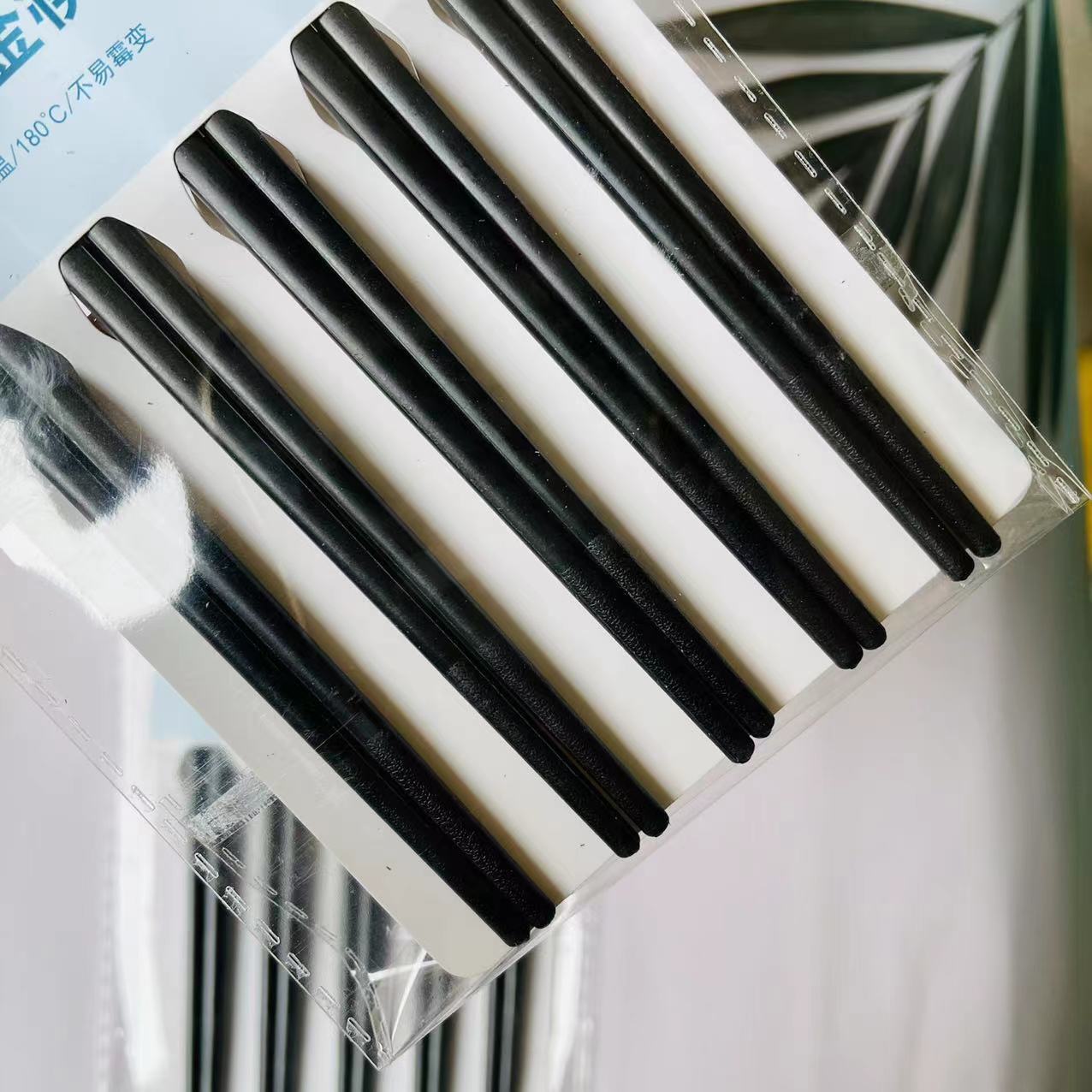 【 Zone 2-9 】 052-5 Pairs of alloy Chopsticks 300 yuan per box, 052-5 pairs of alloy chopsticks, new household and daily-use chopsticks, alloy chopsticks, black chopsticks, 2 yuan store wholesale pic 5