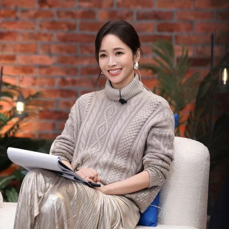 侯佩岑同款金银双色果荚双面叶片耳环优雅气质高级感小众时尚耳饰详情5