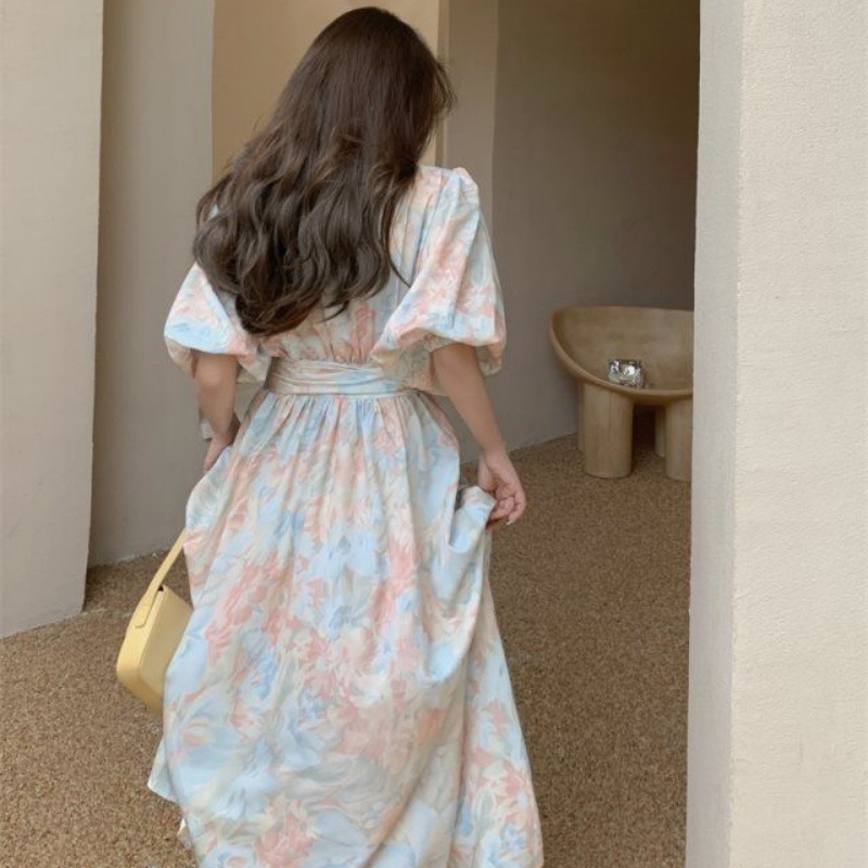 The floral print dress, with a light mature style, exudes a high-end and youthful charm. It features a fashionable design with a cinched waist and straps, making you look like a goddess in summer pic 3