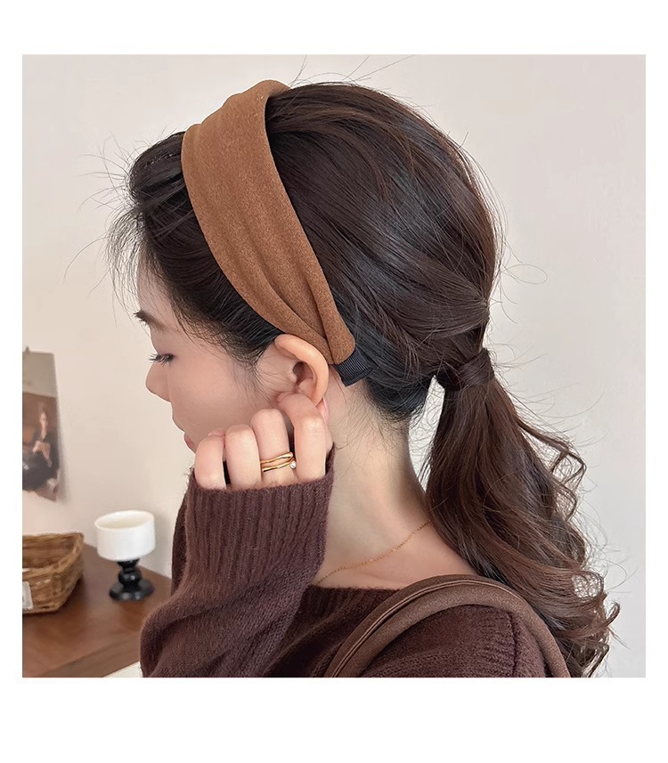 This autumn and winter style features a simple and trendy hairband with a retro and high-end feel. It has a wide edge, an outer ring, a space cotton face wash and head accessory, and a fashionable hair band pic 12