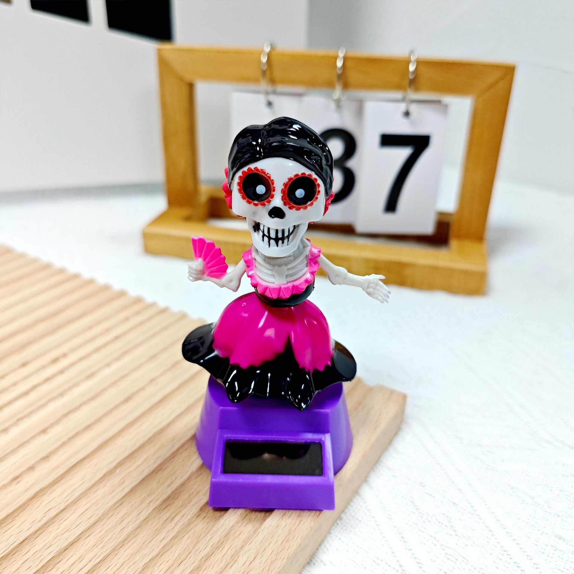 Cross-border best-selling solar-powered Halloween Skeleton Witch Ghost car automatic shaking head car interior ornaments are available for wholesale pic 23