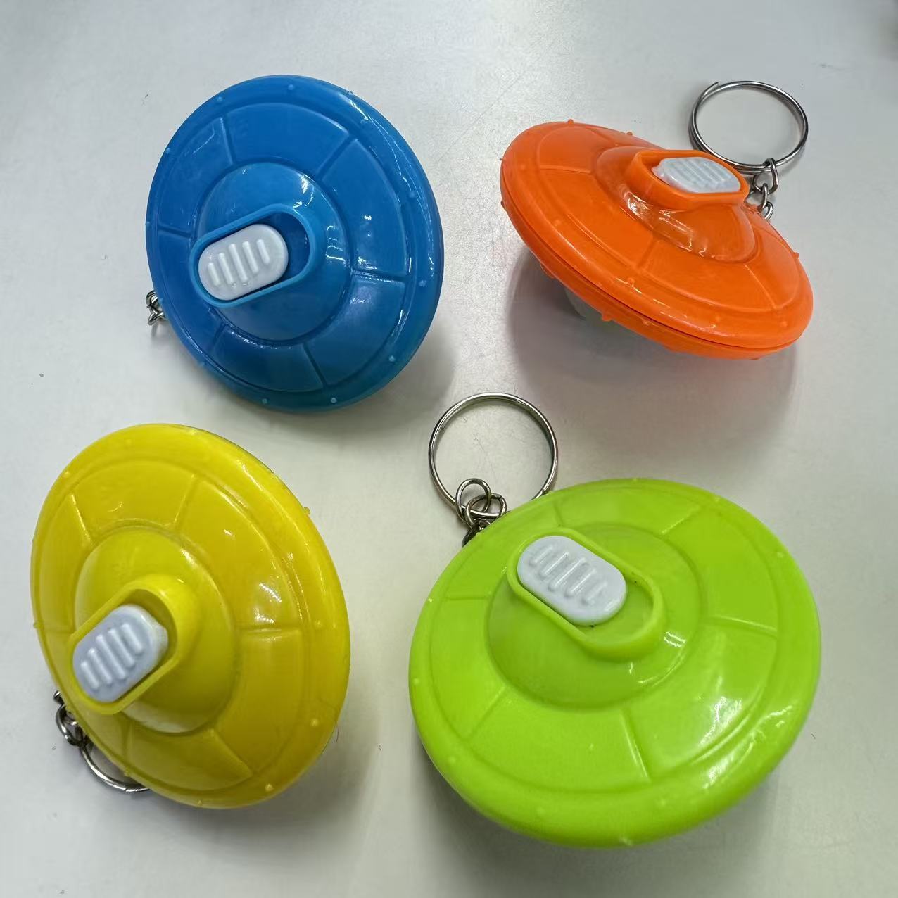 趣味创意闪光飞碟造型发光玩具钥匙扣厂家批发详情2