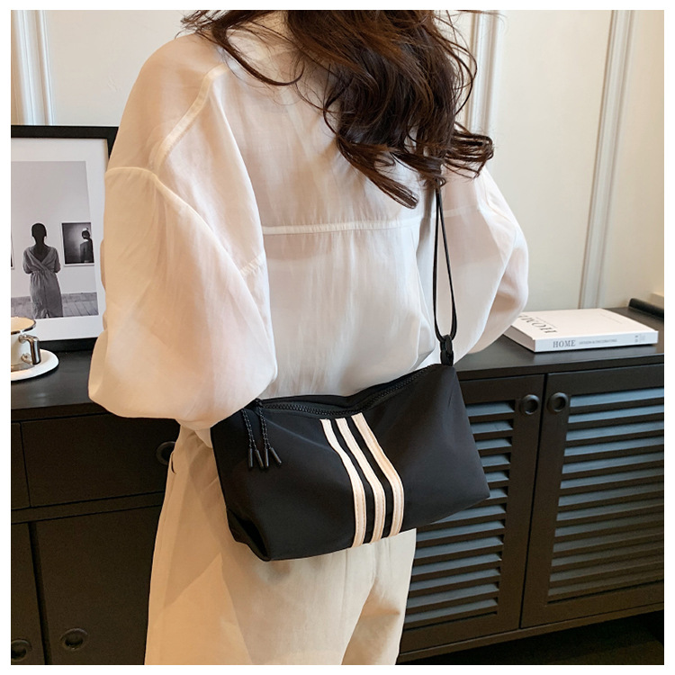 直播跨境货源外贸厂家新款休闲简约防水牛津尼龙布爆款斜挎包女包详情18