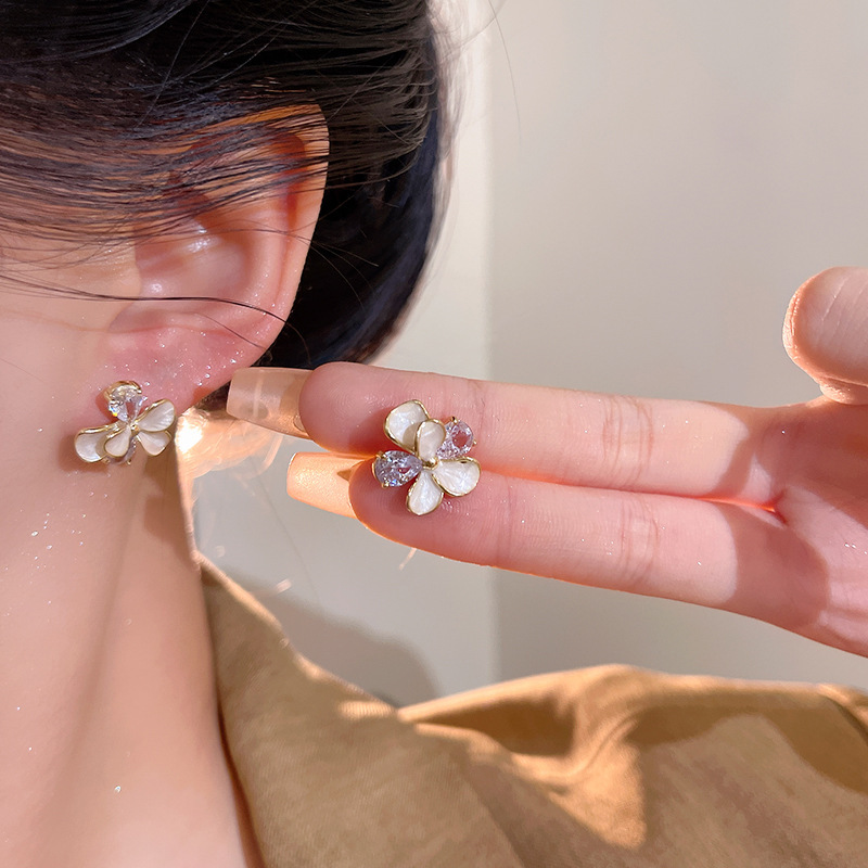 Spring/Summer 2025 fresh and elegant flower earrings for women, a light luxury and high-end look, pearl stud earrings, super fairy-like, versatile and elegant earrings pic 71