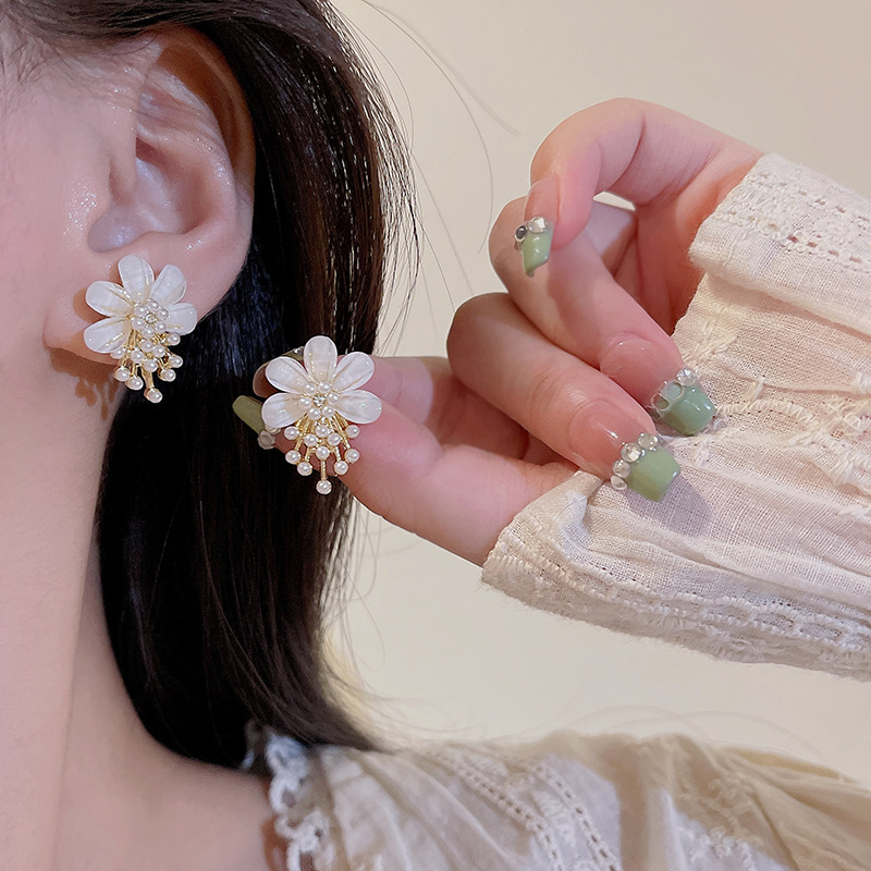 Spring/Summer 2025 fresh and elegant flower earrings for women, a light luxury and high-end look, pearl stud earrings, super fairy-like, versatile and elegant earrings pic 4