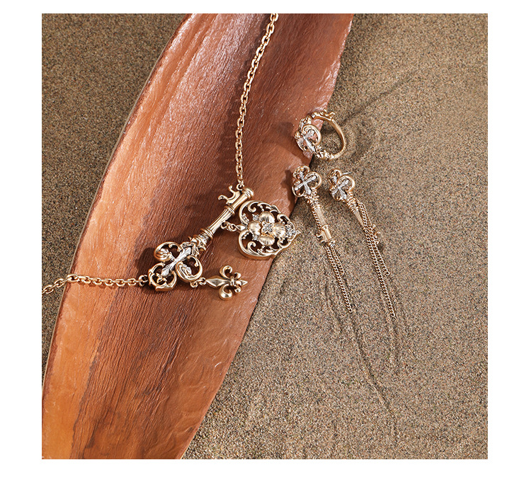 The gilded lock core key series earrings are original designs for women. They are niche, exquisite, fashionable, versatile and high-end earrings pic 14