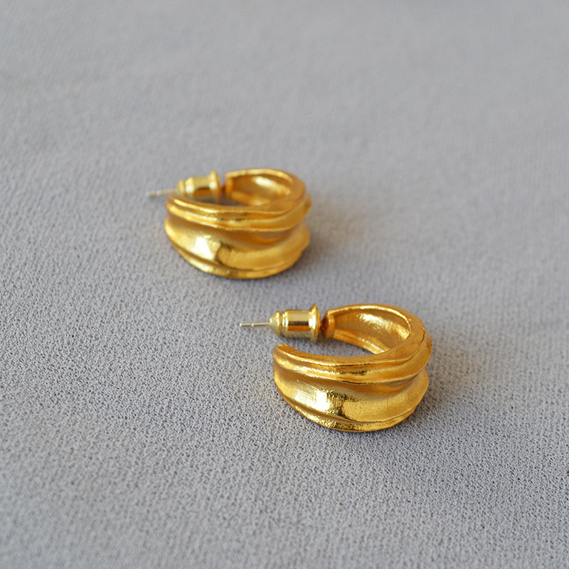 法式小众复古黄铜镀金手工感不规则砂岩颗粒面925银针C字耳钉耳饰详情9