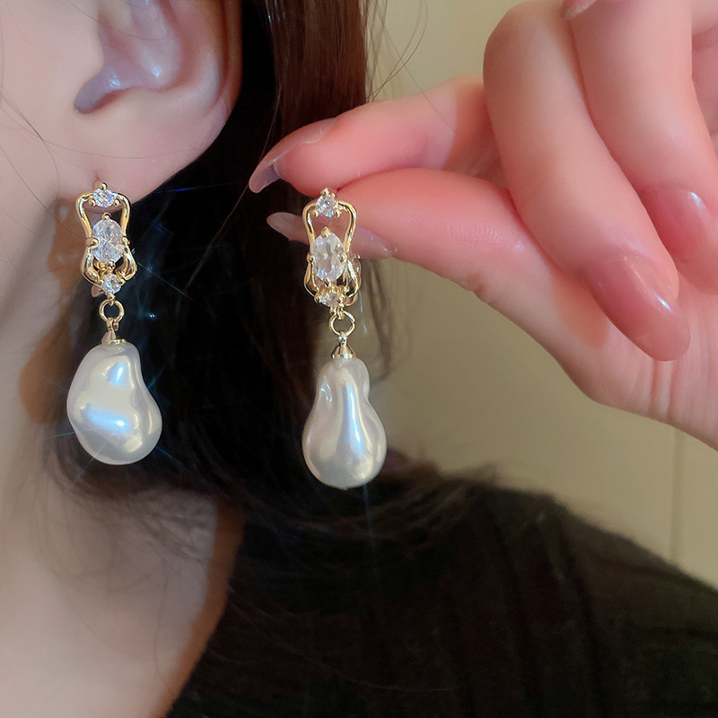 Silver needle retro court style heart-shaped figure pearl earrings, French light luxury stud earrings, female Internet celebrity style earrings wholesale pic 7