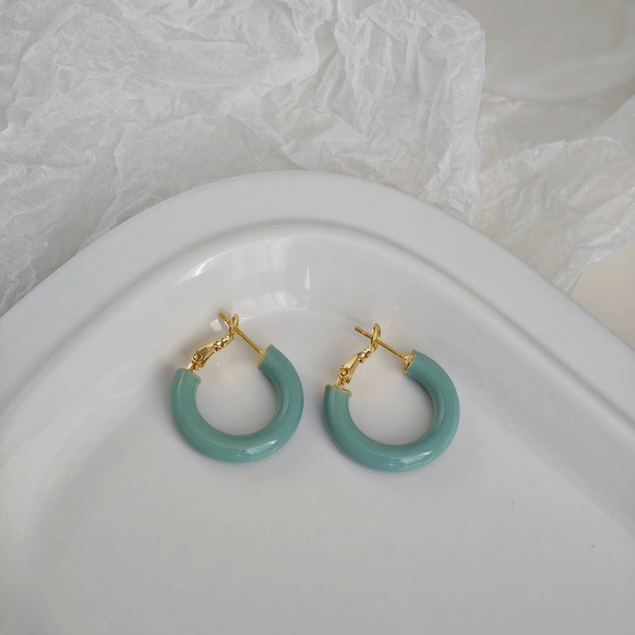 Niche ins minimalist colored drip glaze dopamine earrings, gentle and creamy C-shaped blue large circle ear rings for round faces pic 71