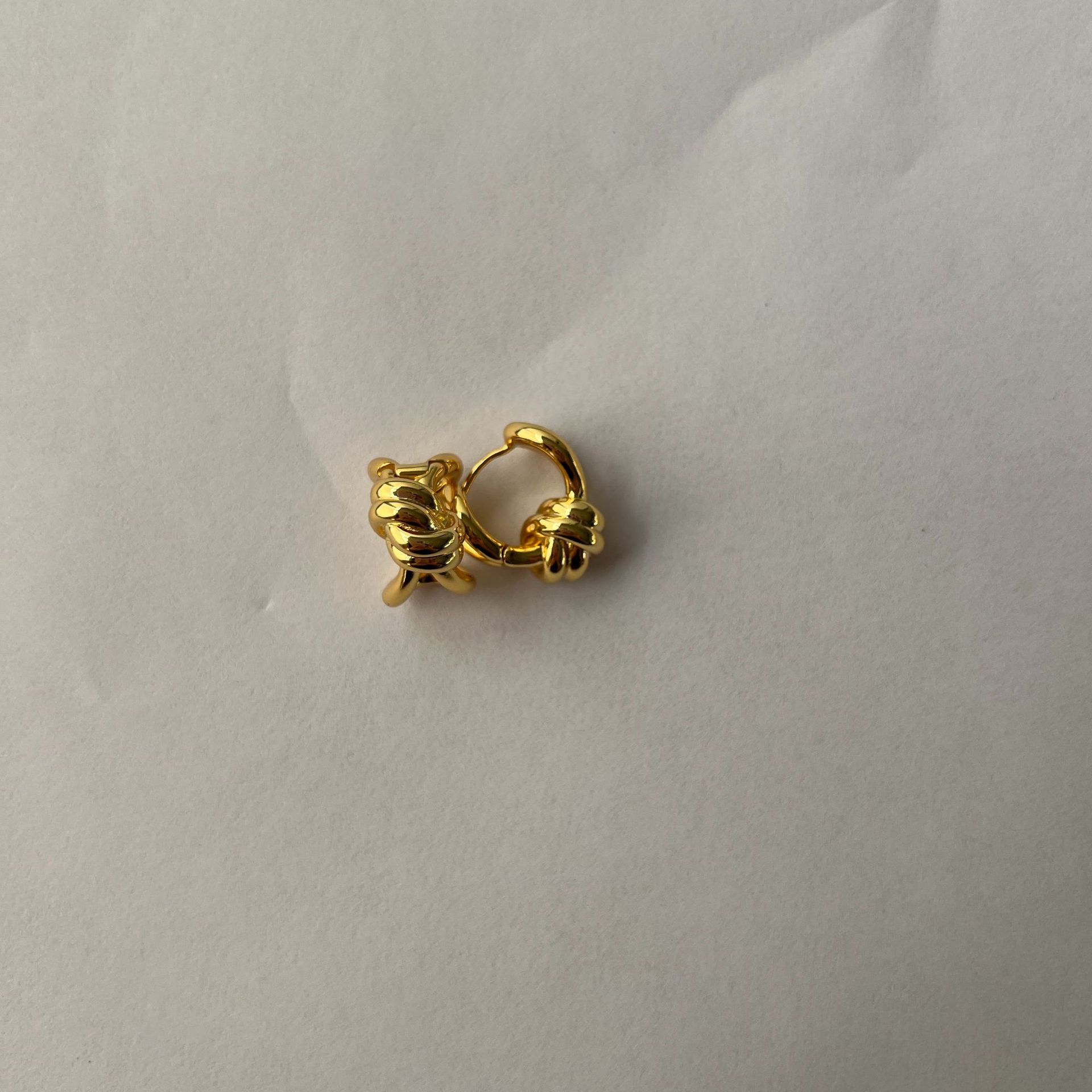 BV家金色扭结耳钉春季新款欧美日常通勤小巧精致气质打结耳钉耳扣详情5