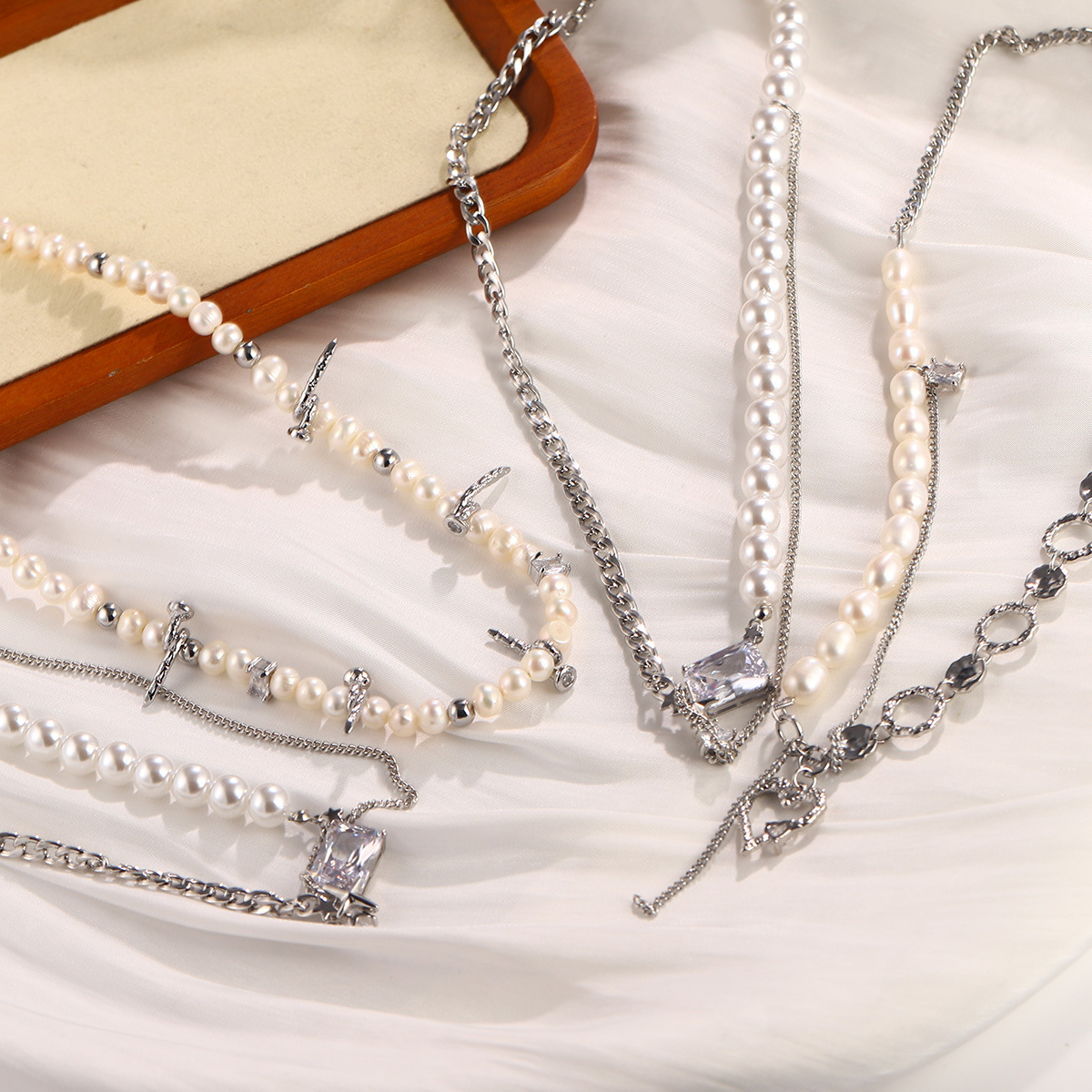 The new heart-shaped bow collarbone chain is a niche retro necklace that is versatile for summer, exuding a sense of high-end luxury and a light fragrance style pic 21