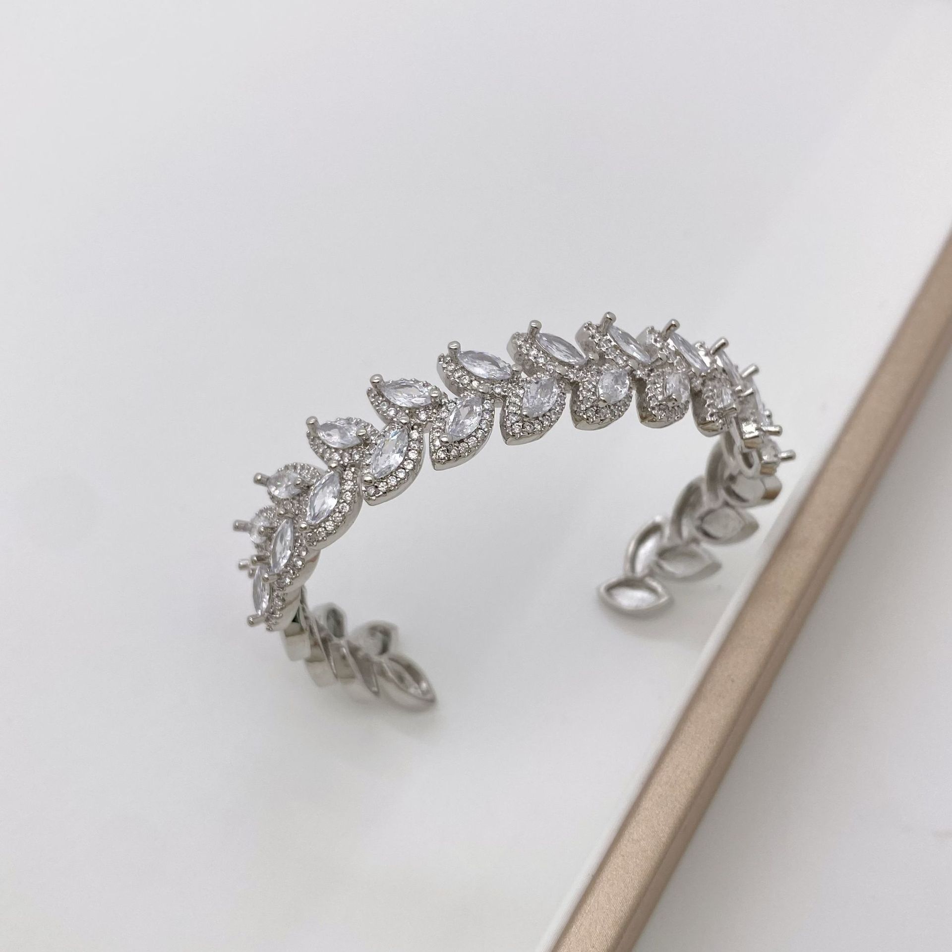 Copper-plated 18K gold sparkling light luxury high-end leaf ring bracelet set, exquisite and fashionable style set wholesale pic 9