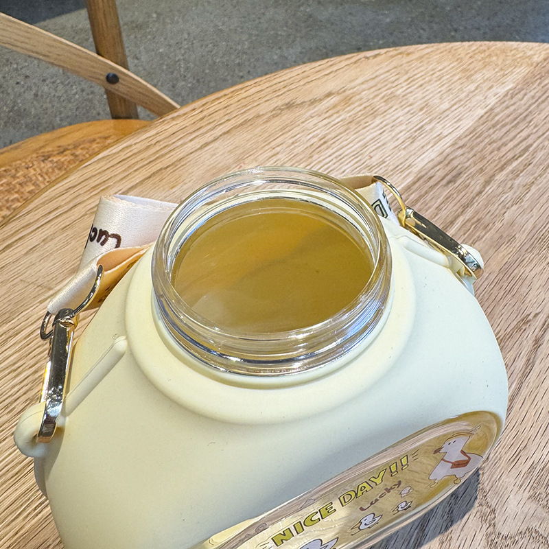 百利友新款小鸭子塑料杯650ML宝宝吸管杯斜跨儿童喝水杯子详情8