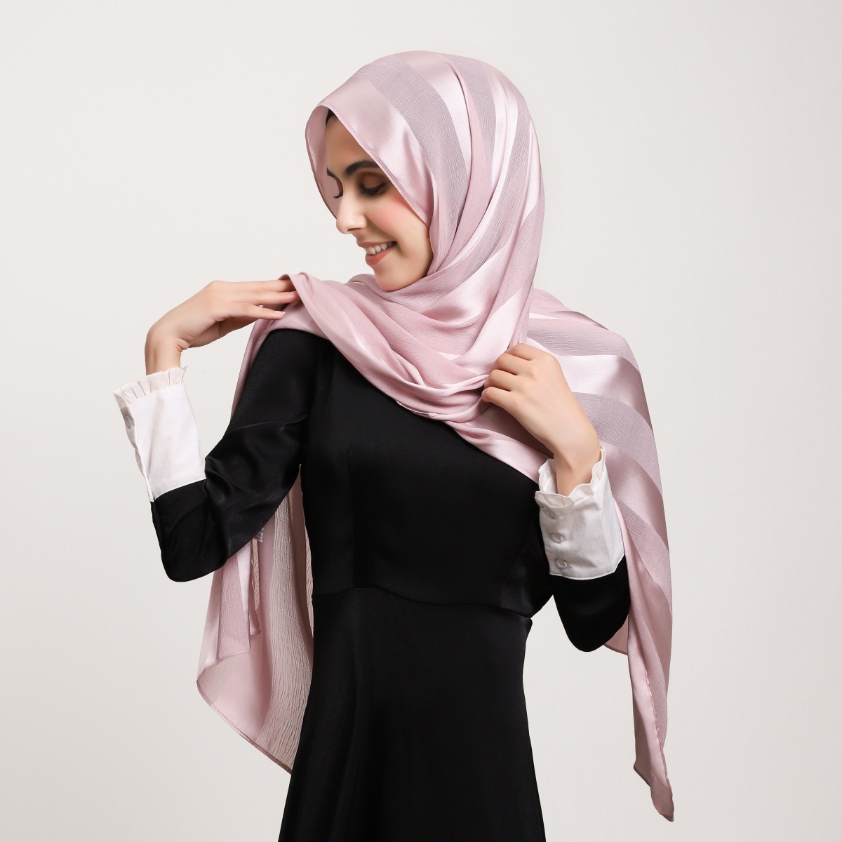 百搭宽条纹镂空纯色缎面长巾丝滑柔软透气仿真丝女包头巾旅行披肩详情11